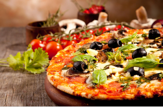 Pizza végétarienne avec poivrons, champignons, artichauts et olives